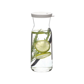 LAV Fonte Karaffe - 700 ml (23 3/4 oz) - Einzelansicht - Moment der Nutzung